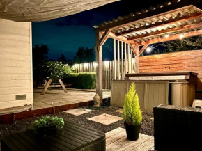 Wellness bungalow with jacuzzi &sauna&private garden near Amsterdam